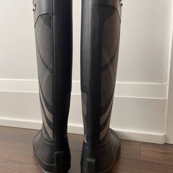 Burberry rubber rain boots. - Picture 10 of 10